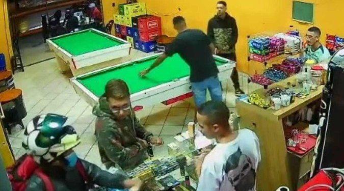 Câmeras mostram homem sendo executado a tiros dentro de bar em Sobradinho 2