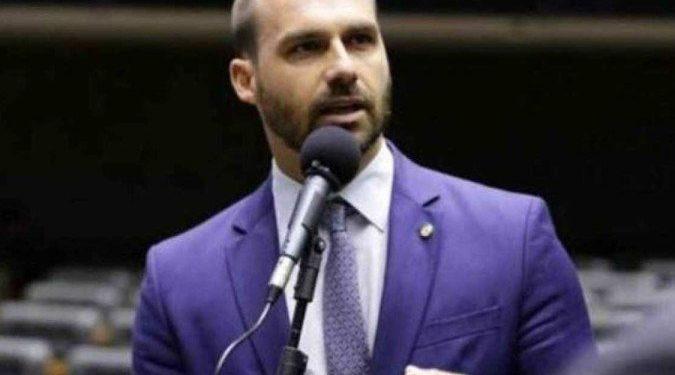 Eduardo Bolsonaro rebate críticas após associar acidente com contratação de mulheres