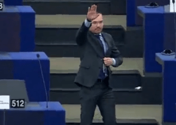 Deputado faz saudação nazista em plenário do Parlamento Europeu
