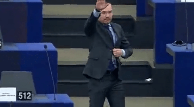 Deputado faz saudação nazista em plenário do Parlamento Europeu