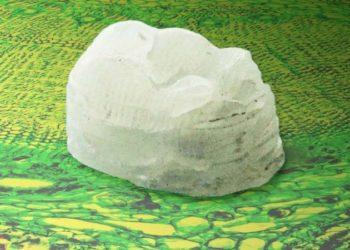 Plástico sustentável desenvolvido pelo MIT pode substituir polímero no futuro