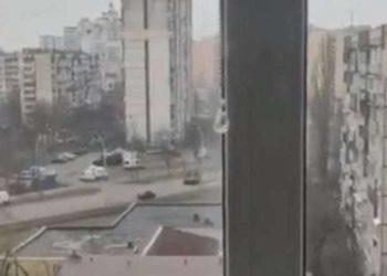 Tanque de guerra avança e atropela carro de civil em Kiev