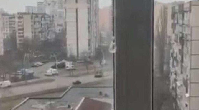 Tanque de guerra avança e atropela carro de civil em Kiev