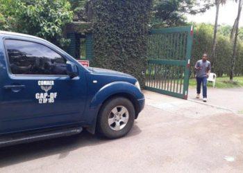 Aeronave com cinco pessoas cai em fazenda no DF; ninguém se feriu