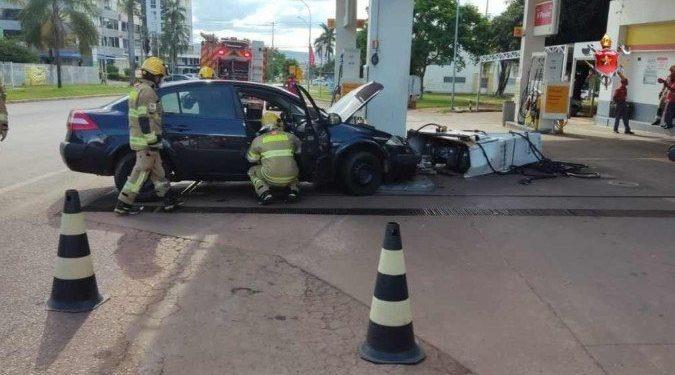 Motorista se envolve em acidente, perde o controle do carro e destrói bomba de posto