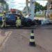 Motorista se envolve em acidente, perde o controle do carro e destrói bomba de posto