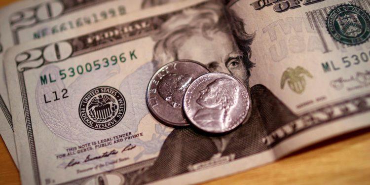 Dólar fecha cotado a R$ 5,22, menor patamar em cinco meses