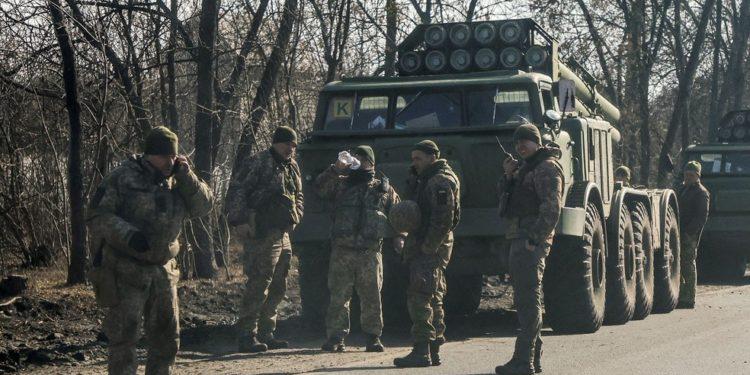 Exército da Ucrânia está respondendo a ataques russos, diz presidente Volodymyr Zelensky