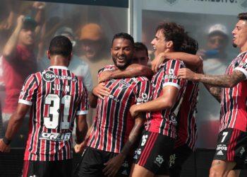 Com golaço de bicicleta, São Paulo derrota Água Santa no Paulista