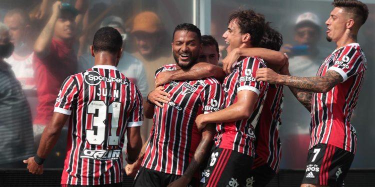 Com golaço de bicicleta, São Paulo derrota Água Santa no Paulista