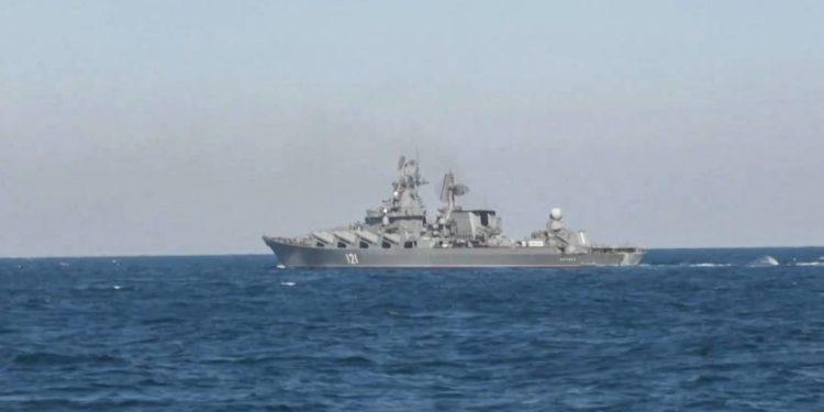 Soldados ucranianos que xingaram russos e foram bombardeados em ilha estão vivos e se renderam