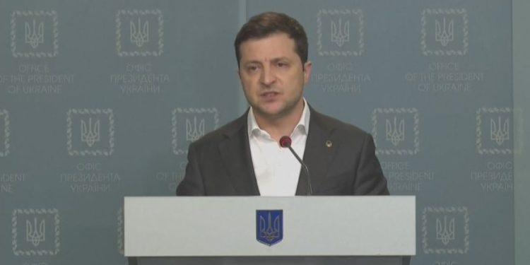 Presidente da Ucrânia convoca cidadãos para luta armada e pede doações de sangue