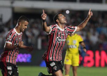 São Paulo atropela Santos e completa 4 jogos sem perder no Estadual