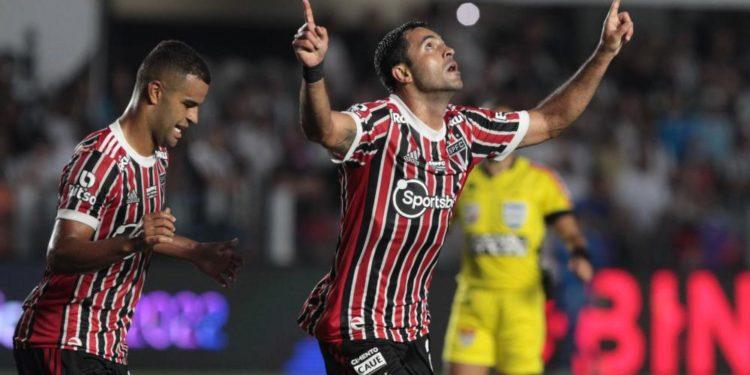São Paulo atropela Santos e completa 4 jogos sem perder no Estadual