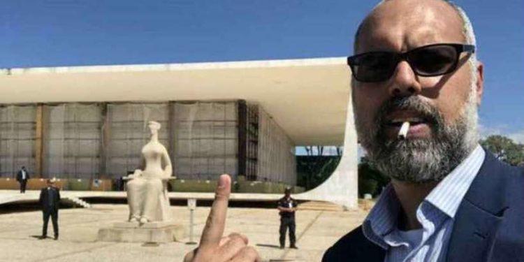 Allan dos Santos desafia Moraes: ‘Pede pro Mickey vir me pegar’