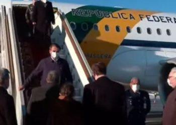 Após viagem de mais de 15 horas, Bolsonaro desembarca na Rússia