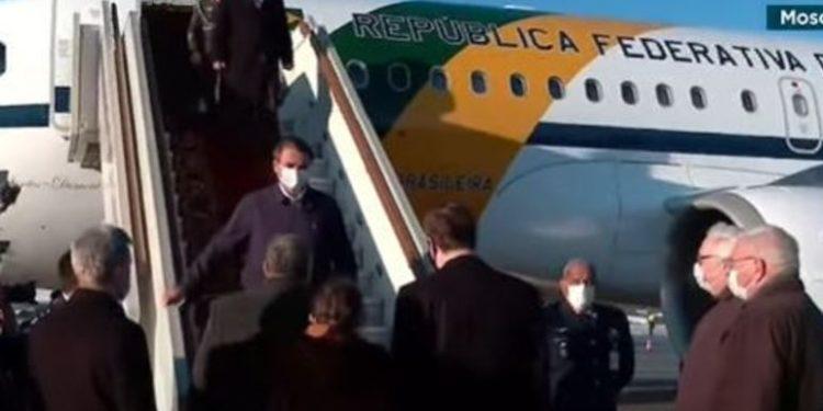 Após viagem de mais de 15 horas, Bolsonaro desembarca na Rússia