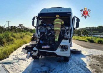 Homem morre em acidente entre dois caminhões na BR-020