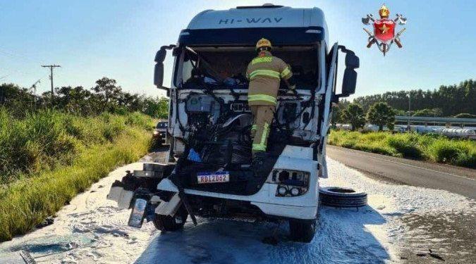 Homem morre em acidente entre dois caminhões na BR-020