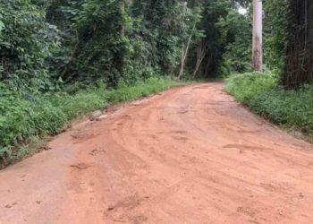 Homem arma emboscada para mulher, a agride e comete estupro