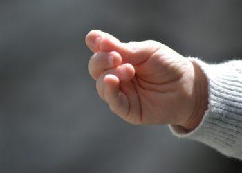 Bebê de 1 ano e 4 meses morre por Covid à espera de UTI no DF