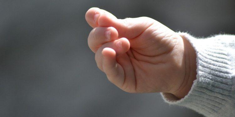 Bebê de 1 ano e 4 meses morre por Covid à espera de UTI no DF