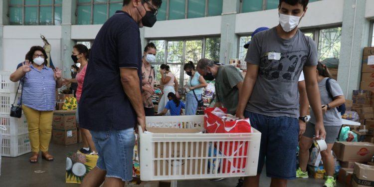 Com quase 900 desabrigados, Petrópolis anuncia auxílio de R$ 1 mil