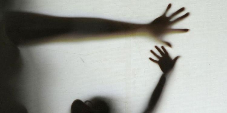 Após denúncia, mãe com medida protetiva consegue vaga em escola no DF