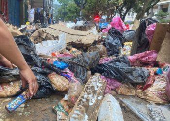 Moradores de Petrópolis reviram lixo acumulado nas ruas em busca de comida