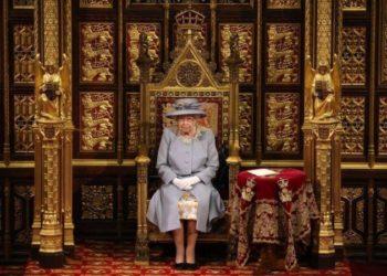 Elizabeth II retoma atividades após contrair covid-19