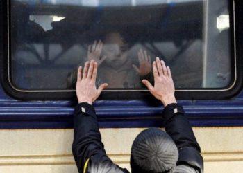 Guerra na Ucrânia: Imagem de pai se despedindo da filha em Kiev viraliza