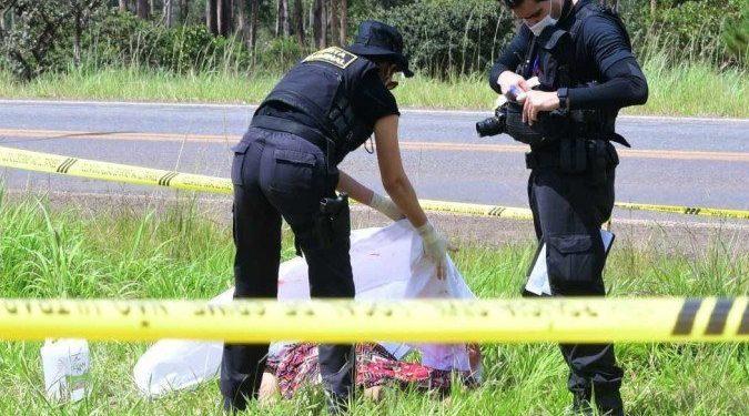 Polícia tenta identificar mulher assassinada e deixada à beira de rodovia