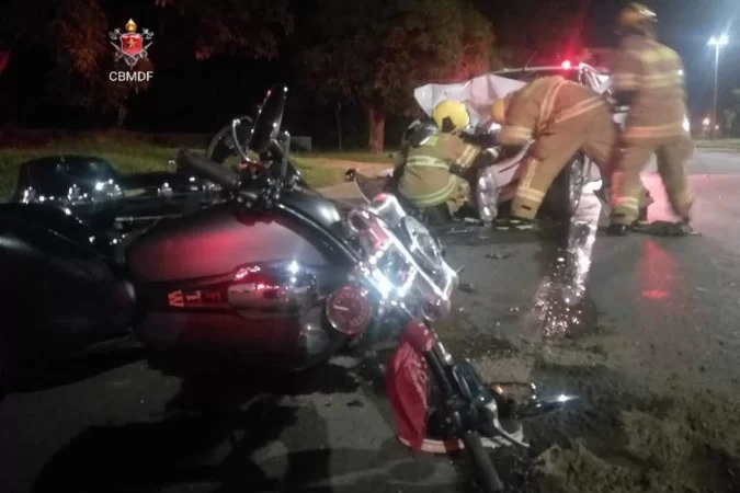 Colisão frontal entre moto e carro de passeio mata motociclista no DF