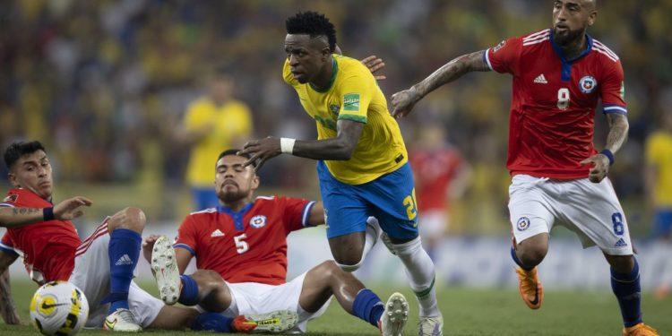 Seleção goleia Chile por 4 a 0 no último jogo no Brasil antes da Copa