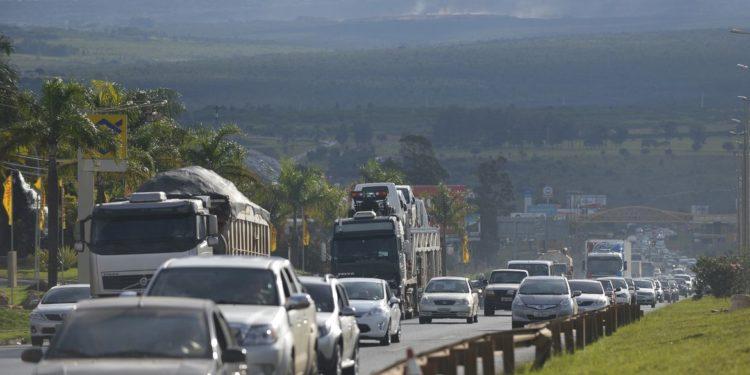 Estradas têm congestionamento na volta para São Paulo
