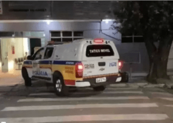 Jovem de 22 anos é morto a tiros com sobrinho de 5 anos no colo