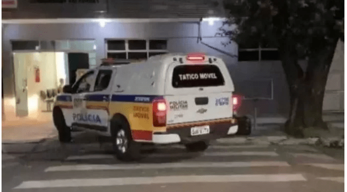 Jovem de 22 anos é morto a tiros com sobrinho de 5 anos no colo