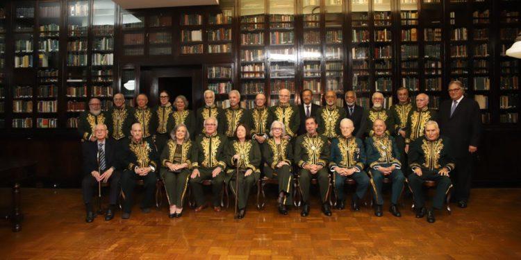 Fernanda Montenegro toma posse na cadeira 17 da ABL