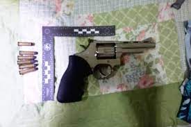 Homem se nega a mostrar mensagens em celular e é baleado pela esposa