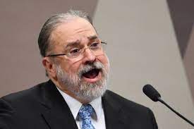 Aras “homenageia” a mulher que tem o prazer de “escolher a cor da unha e o sapato”