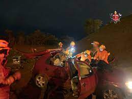 Veículo com quatro pessoas capota em viaduto na BR-040