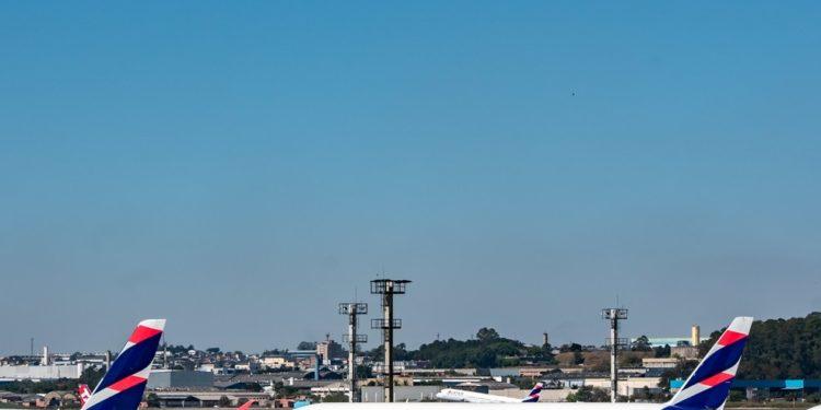 Menino que foi escondido de Manaus para Guarulhos pesquisou na internet como entrar escondido em avião, diz polícia