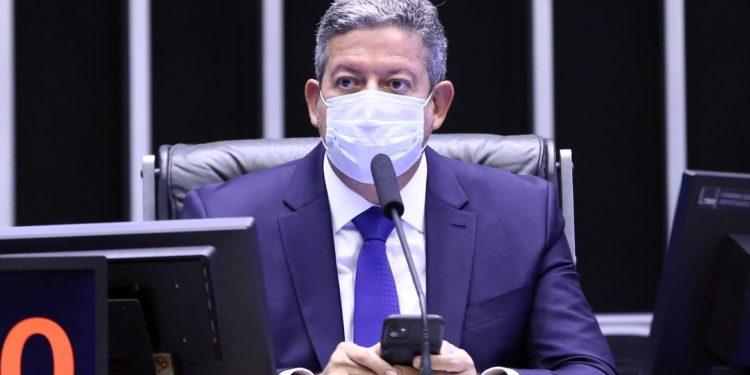 Lira suspende retorno presencial das atividades da Câmara