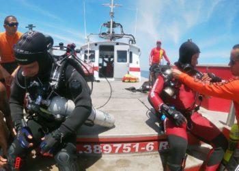 Bombeiros buscam vítimas de naufrágio no Rio