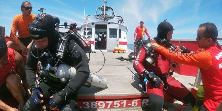 Bombeiros buscam vítimas de naufrágio no Rio