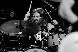 Taylor Hawkins, baterista do Foo Fighters, morre aos 50 anos
