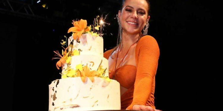 Atriz Paolla Oliveira comemora 40 anos de idade com muito samba