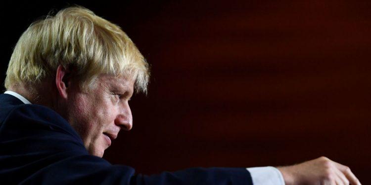 Rússia proíbe primeiro-ministro inglês de entrar no país