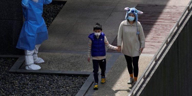 Xangai anuncia primeiras mortes por covid-19 desde novo confinamento