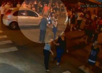 Carro avança sobre fiéis em procissão e atropela mulher em Goiânia